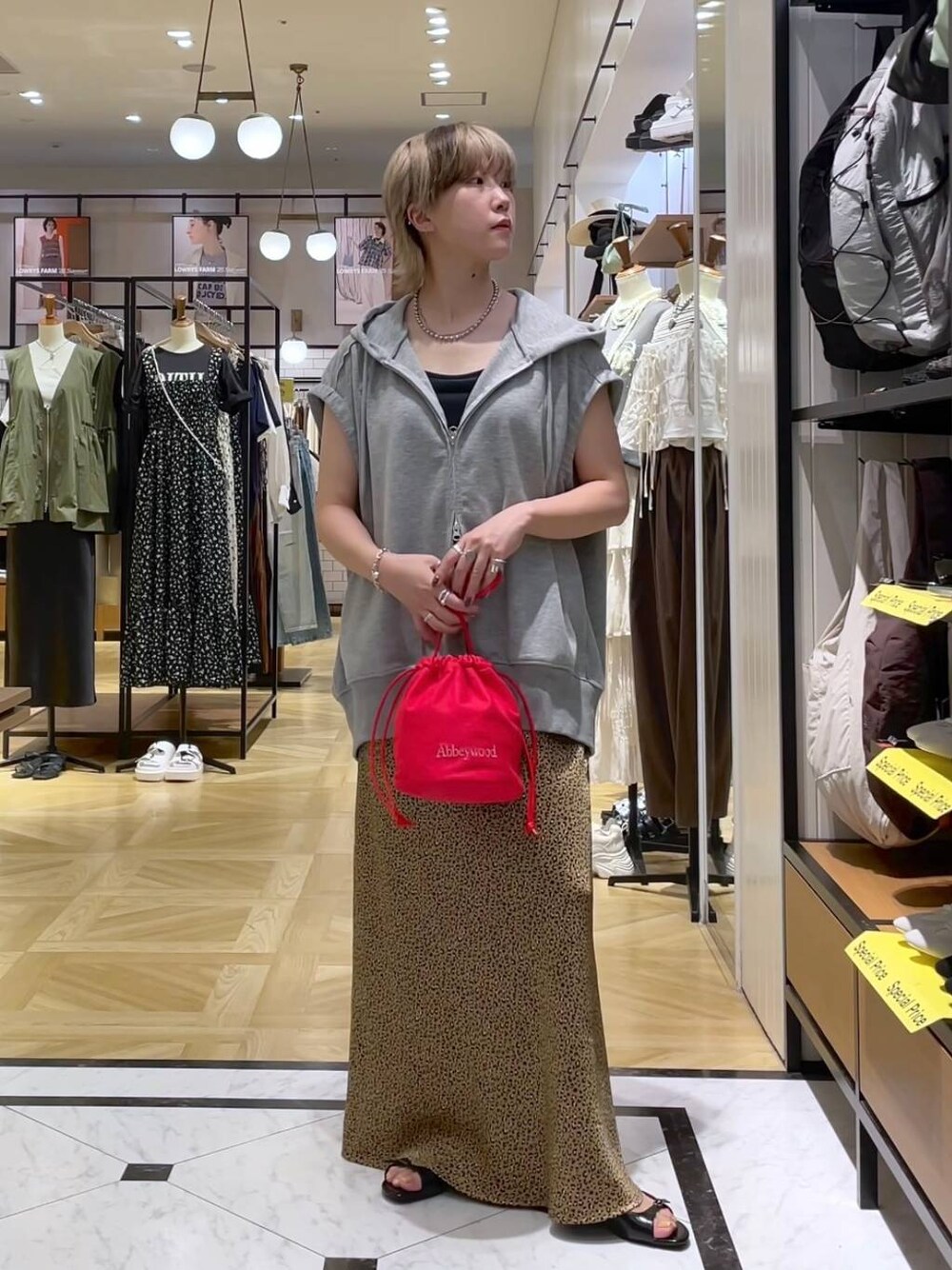 その他のスカート、ブラック系のサンダル、レッド系のショルダーバッグを着用したレディースの夏コーディネートの1枚目の写真