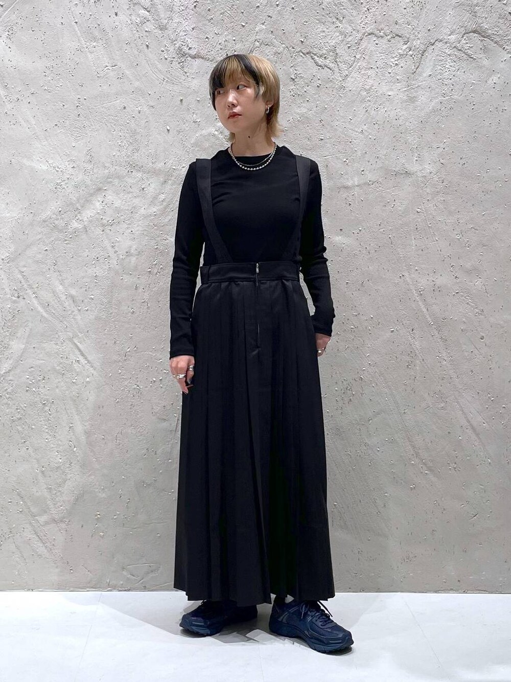 ブラック系のスカート、ブラック系のTシャツ/カットソーを着用したレディースの秋コーディネートの1枚目の写真