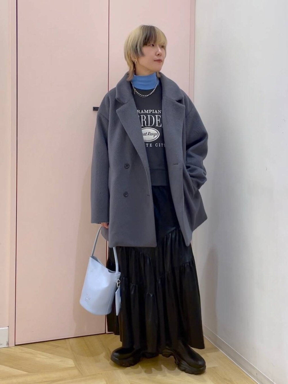 ブラック系のブーツ、グレー系のスウェット、ブルー系のTシャツ/カットソーを着用したレディースの冬コーディネートの1枚目の写真