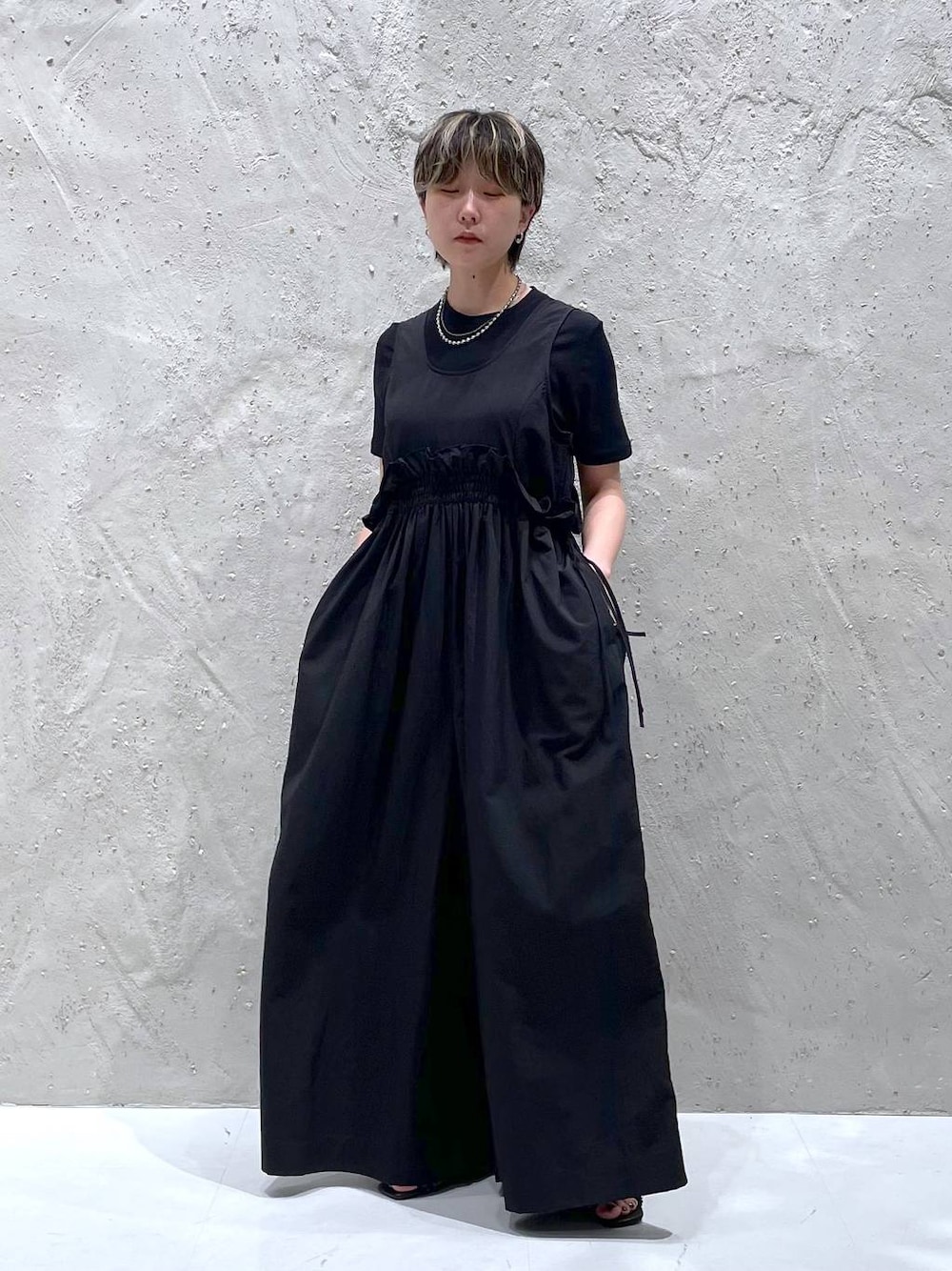 ブラック系のワンピース、ブラック系のTシャツ/カットソーを着用したレディースの夏コーディネートの1枚目の写真