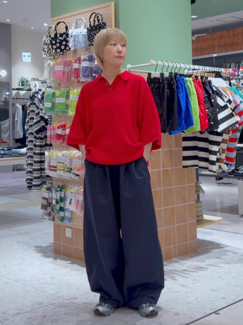 ブルー系のデニムパンツ、レッド系のTシャツ/カットソーを着用したレディースの春コーディネートの1枚目の写真