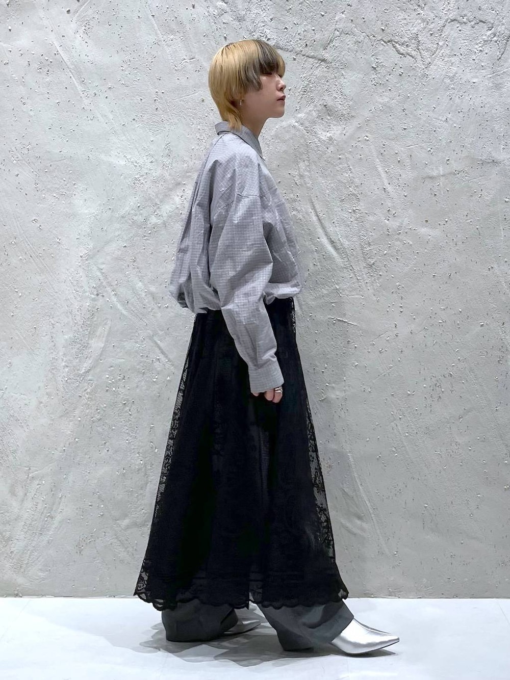 シルバー系のブーツ、グレー系のシャツ/ブラウス、グレー系のその他パンツを着用したレディースの秋コーディネートの1枚目の写真