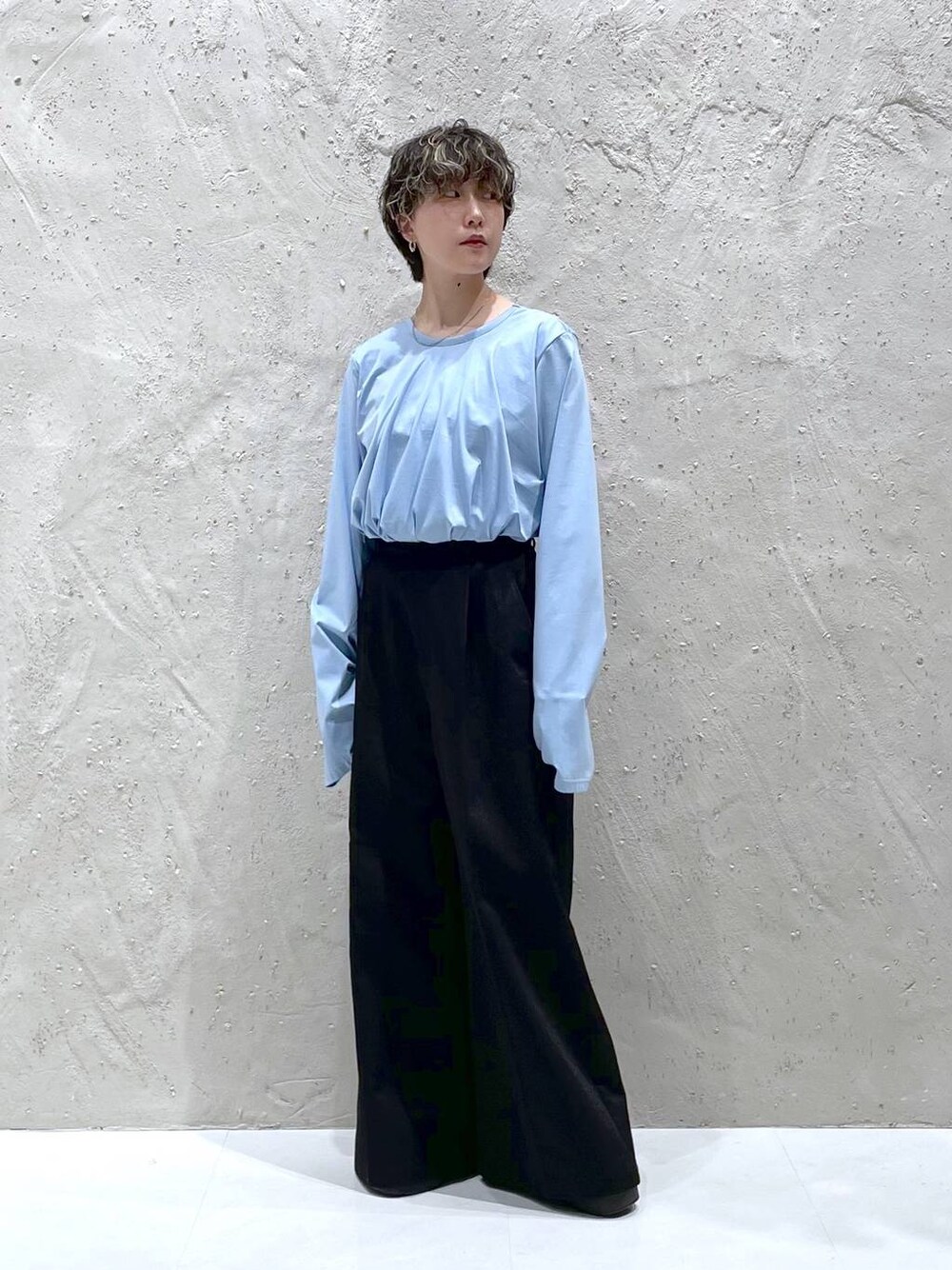 ブラック系のその他パンツ、ブルー系のTシャツ/カットソーを着用したレディースの春コーディネートの1枚目の写真