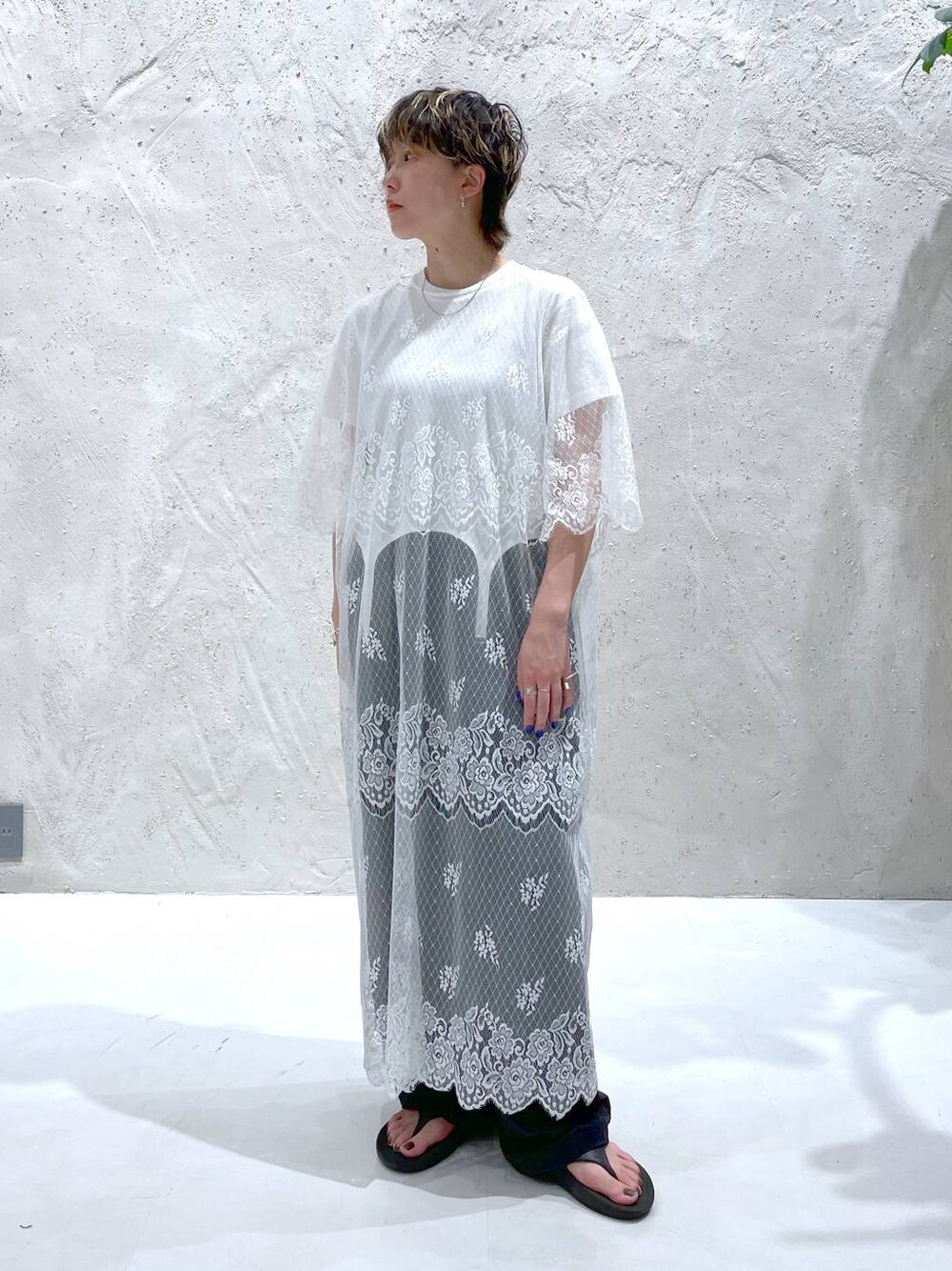 ブラック系のその他パンツ、ホワイト系のTシャツ/カットソー、ホワイト系のワンピースを着用したレディースの夏コーディネートの1枚目の写真