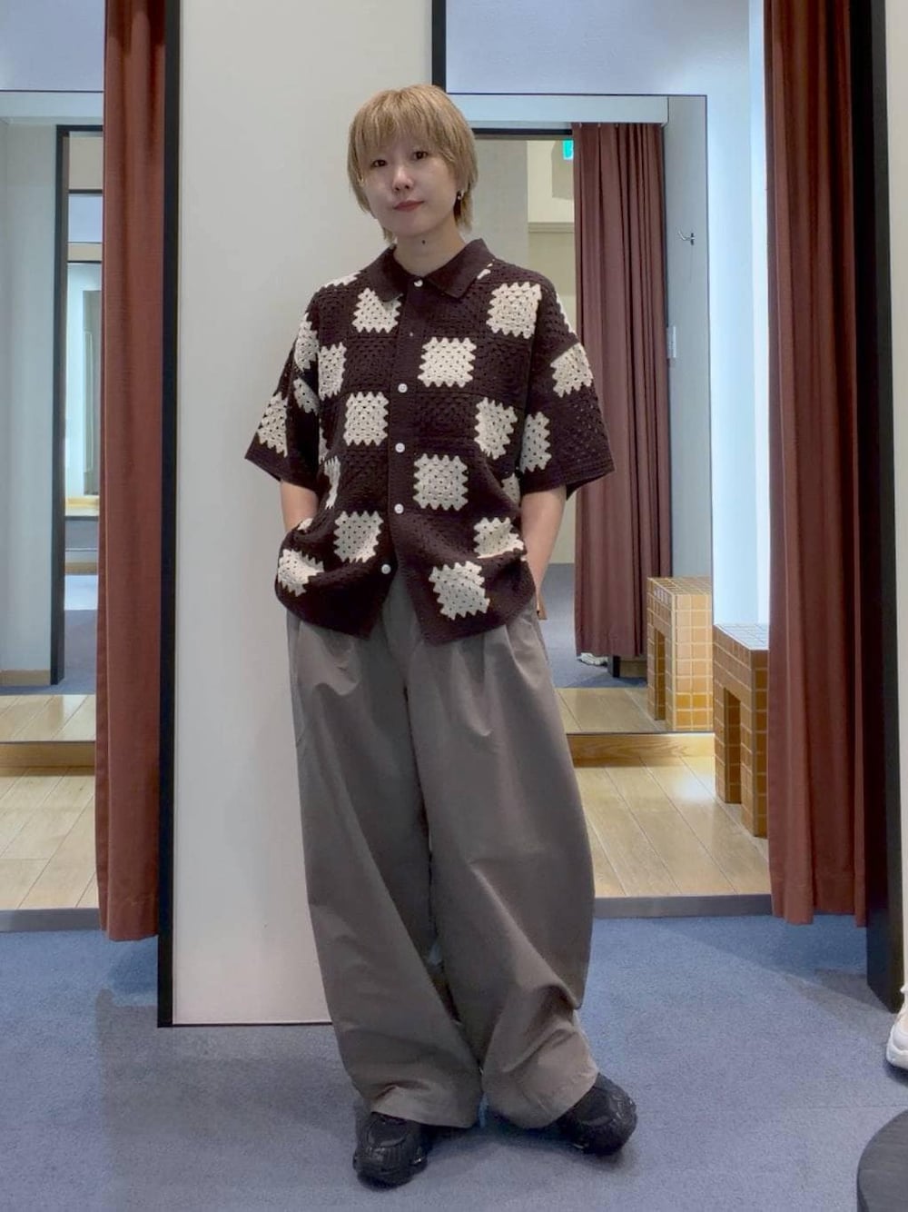 ベージュ系のデニムパンツ、ブラウン系のシャツ/ブラウスを着用したレディースの夏コーディネートの1枚目の写真