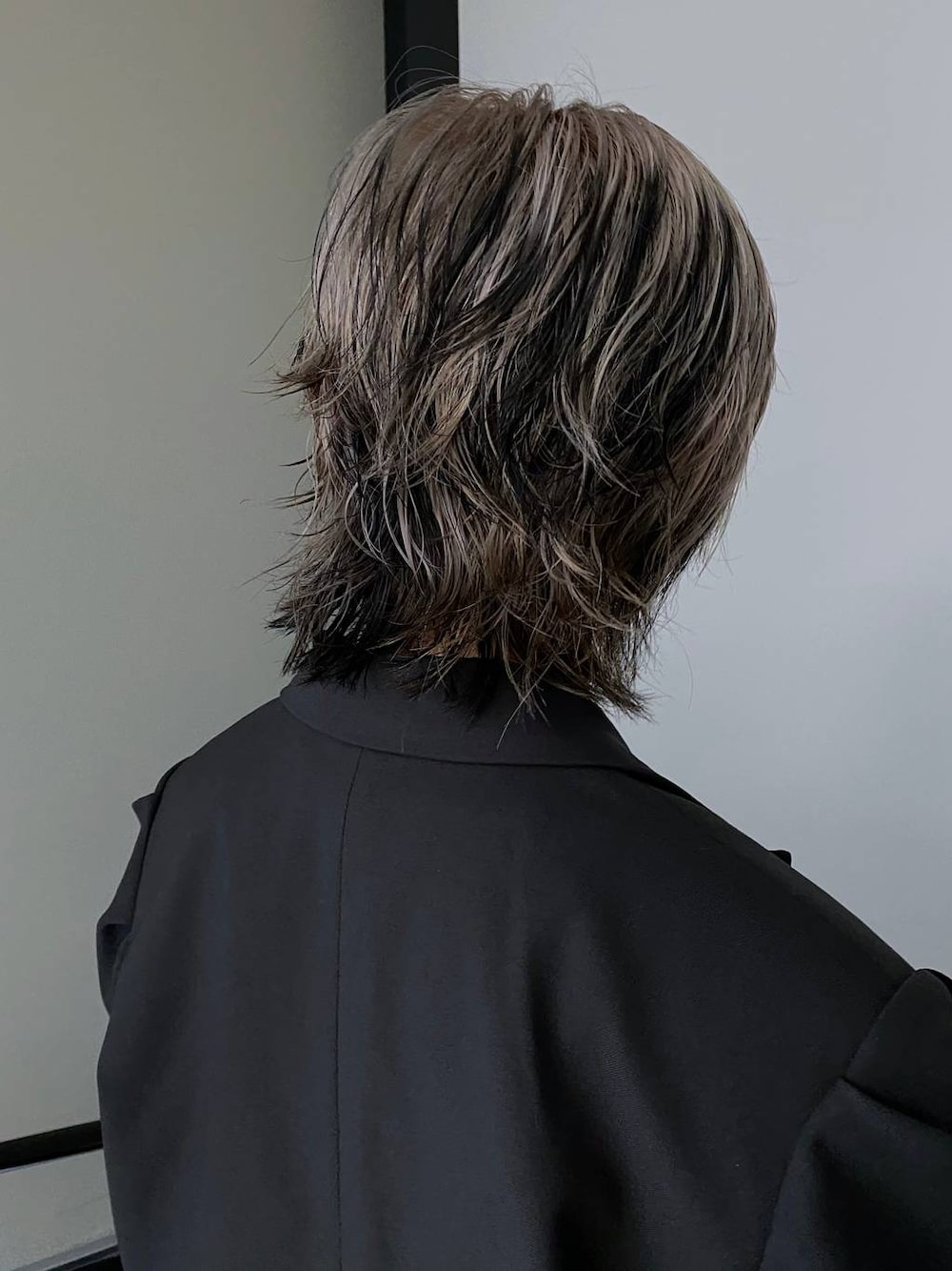 グレー系のテーラードジャケットを着用したレディースの春コーディネートの1枚目の写真