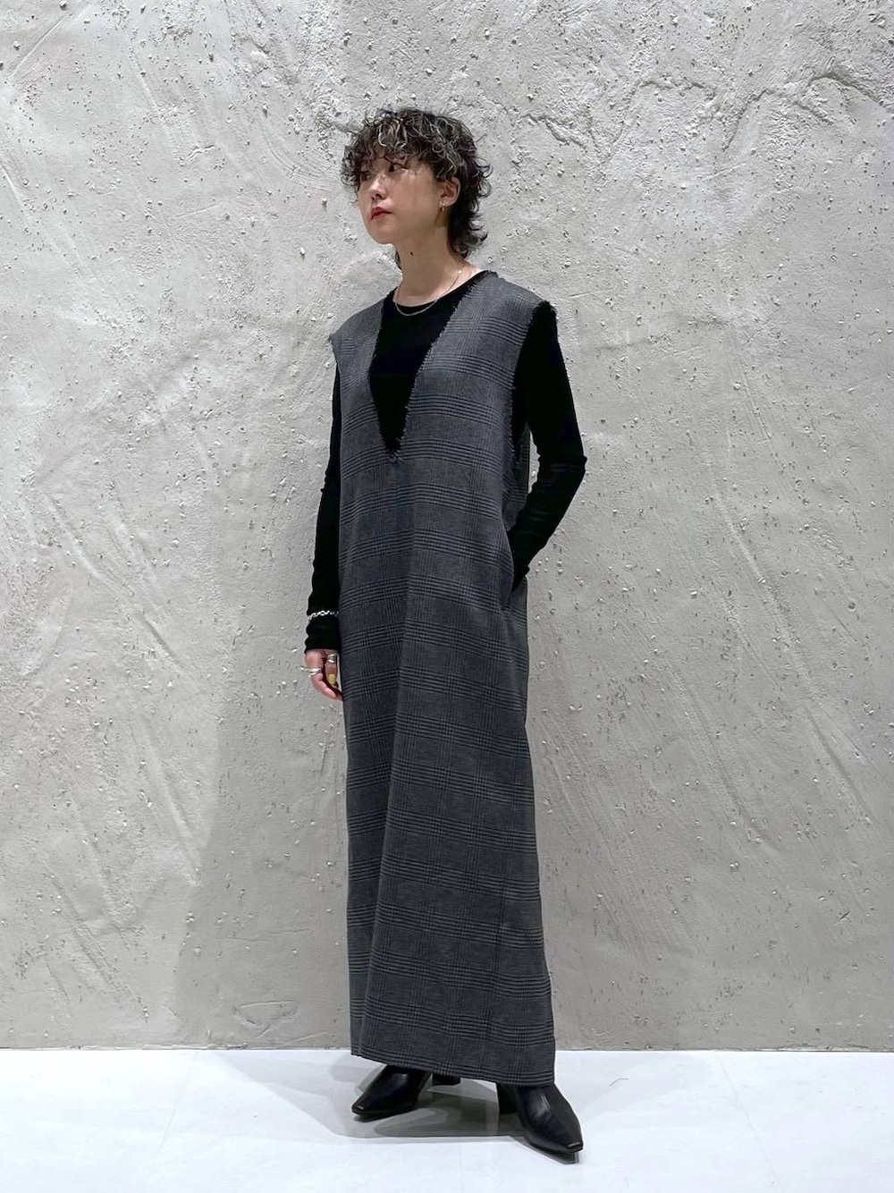 ブラック系のブーツ、グレー系のワンピース、ブラック系のTシャツ/カットソーを着用したレディースの秋コーディネートの1枚目の写真