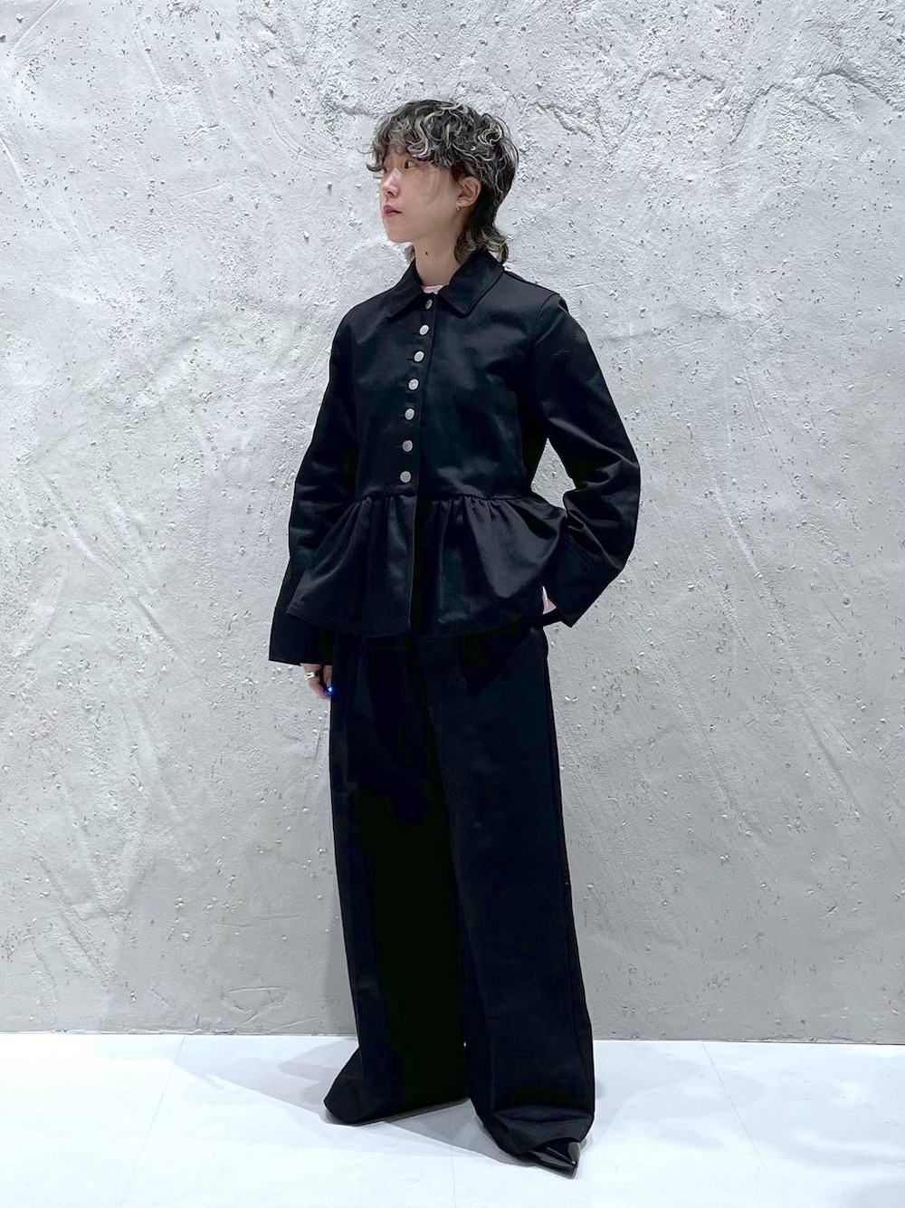 ブラック系のパンプス、ブラック系のその他アウター、ブラック系のその他パンツを着用したレディースの春コーディネートの1枚目の写真