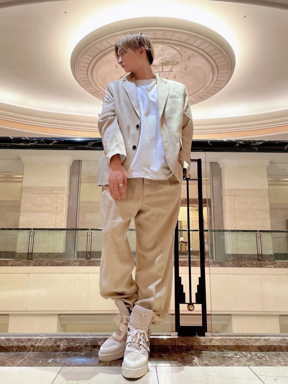 「大人カジュアル、今日のコーデ、春服、ootd、ワイドパンツ、キレイめ、ストリートMIX、お洒落さんとつながりたい、メンズコーデ、シンプルコーデ、#春コーデ、ベージュ、スニーカーコーデ、オトナカジュアル、セットアップ」｜「LOUIS VUITTONのアイテム（スニーカー、ホワイト系）」を使った、なぎさん（メンズ・175cm）の春コーディネートの1枚目の写真