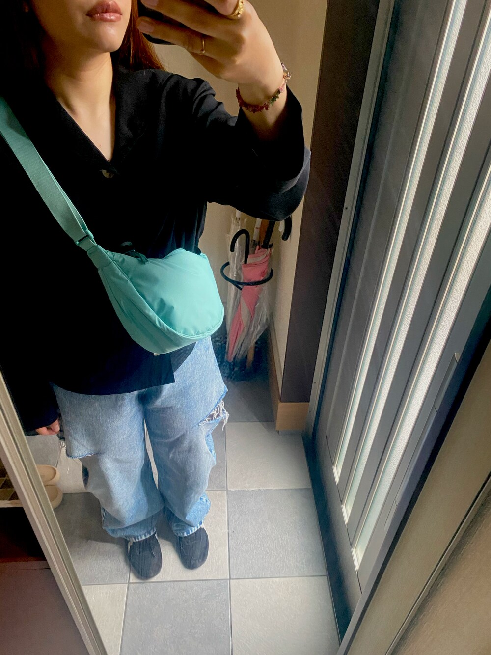「Maison Margielaのアイテム（デニムパンツ、ブルー系）」を使った、yさん（レディース・157cm）の春コーディネートの1枚目の写真