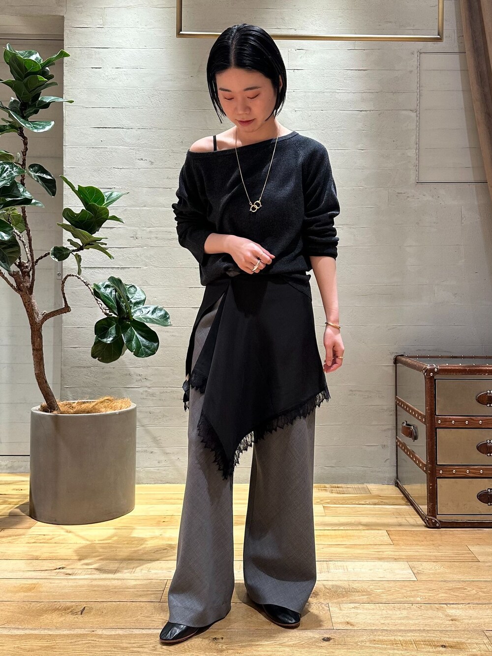 グレー系のその他パンツ、グレー系のニット/セーター、ブラック系のストール/ショールを着用したレディースの冬コーディネートの1枚目の写真