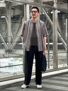 「EDIFICE（エディフィス）のストライプ サイド アジャスト ワイド パンツ（その他パンツ、ブラック系）」を使った、もくめさん（メンズ・177cm）の春コーディネート
