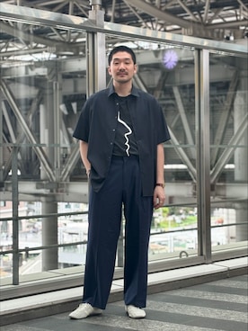 「EDIFICE（エディフィス）のサイド アジャスト ワイド パンツ（スラックス、ブルー系）」を使った、もくめさん（メンズ・177cm）の春コーディネート