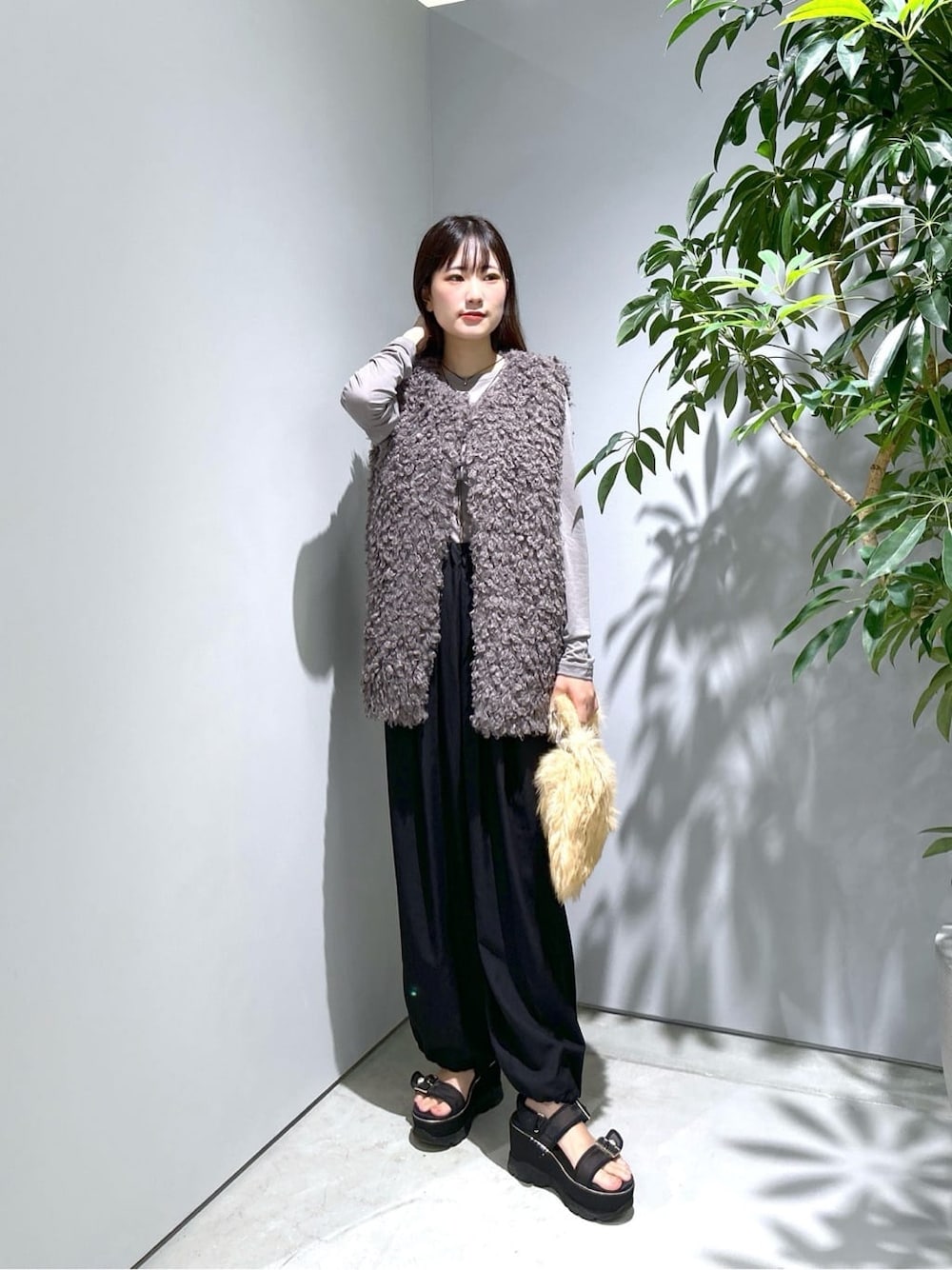 グレー系のTシャツ/カットソー、ブラック系のその他パンツ、ベージュ系のハンドバッグを着用したレディースの秋コーディネートの1枚目の写真