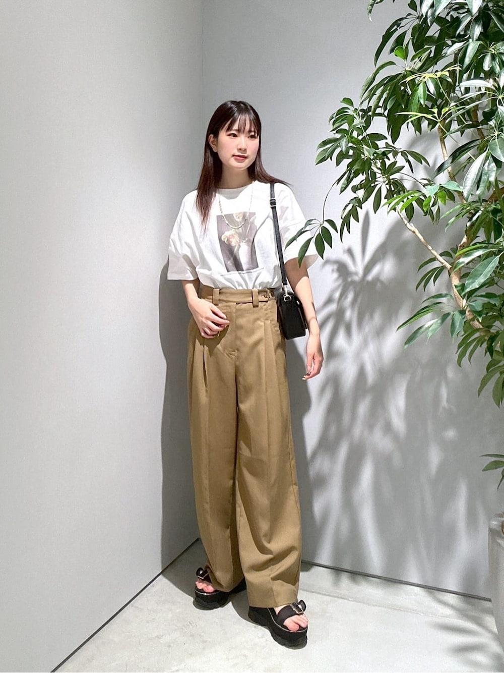 ホワイト系のTシャツ/カットソー、イエロー系のその他パンツ、ゴールド系のネックレスを着用したレディースの夏コーディネートの1枚目の写真