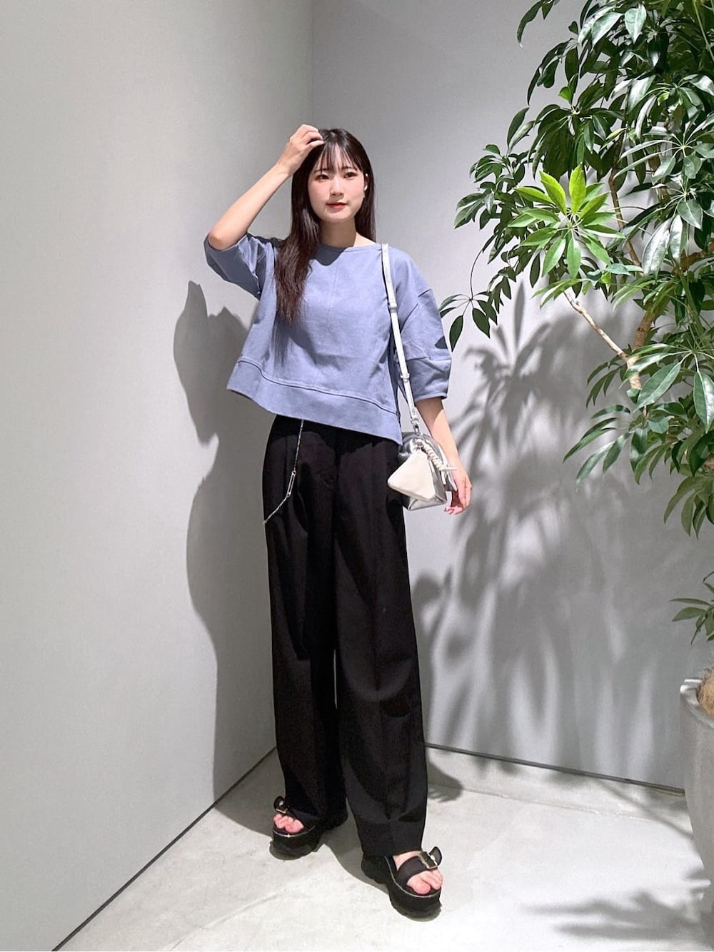 ブルー系のTシャツ/カットソー、ブラック系のその他パンツ、シルバー系のチャームを着用したレディースの秋コーディネートの1枚目の写真