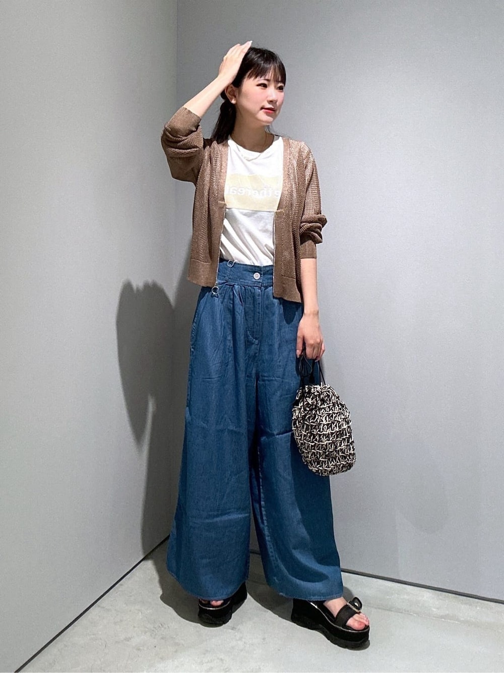 ベージュ系のカーディガン/ボレロ、ホワイト系のTシャツ/カットソー、ブルー系のその他パンツを着用したレディースの夏コーディネートの1枚目の写真
