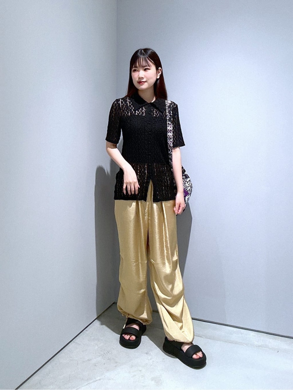 ブラック系のシャツ/ブラウス、ベージュ系のその他パンツ、ブラック系のサンダルを着用したレディースの夏コーディネートの1枚目の写真