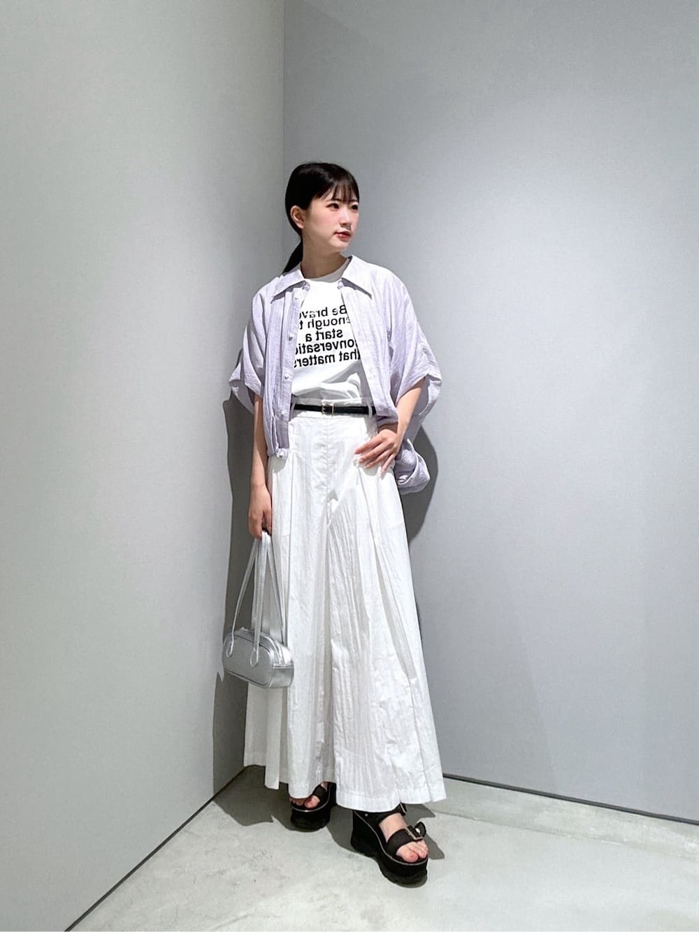 パープル系のシャツ/ブラウス、ホワイト系のTシャツ/カットソー、ホワイト系のその他パンツを着用したレディースの夏コーディネートの1枚目の写真