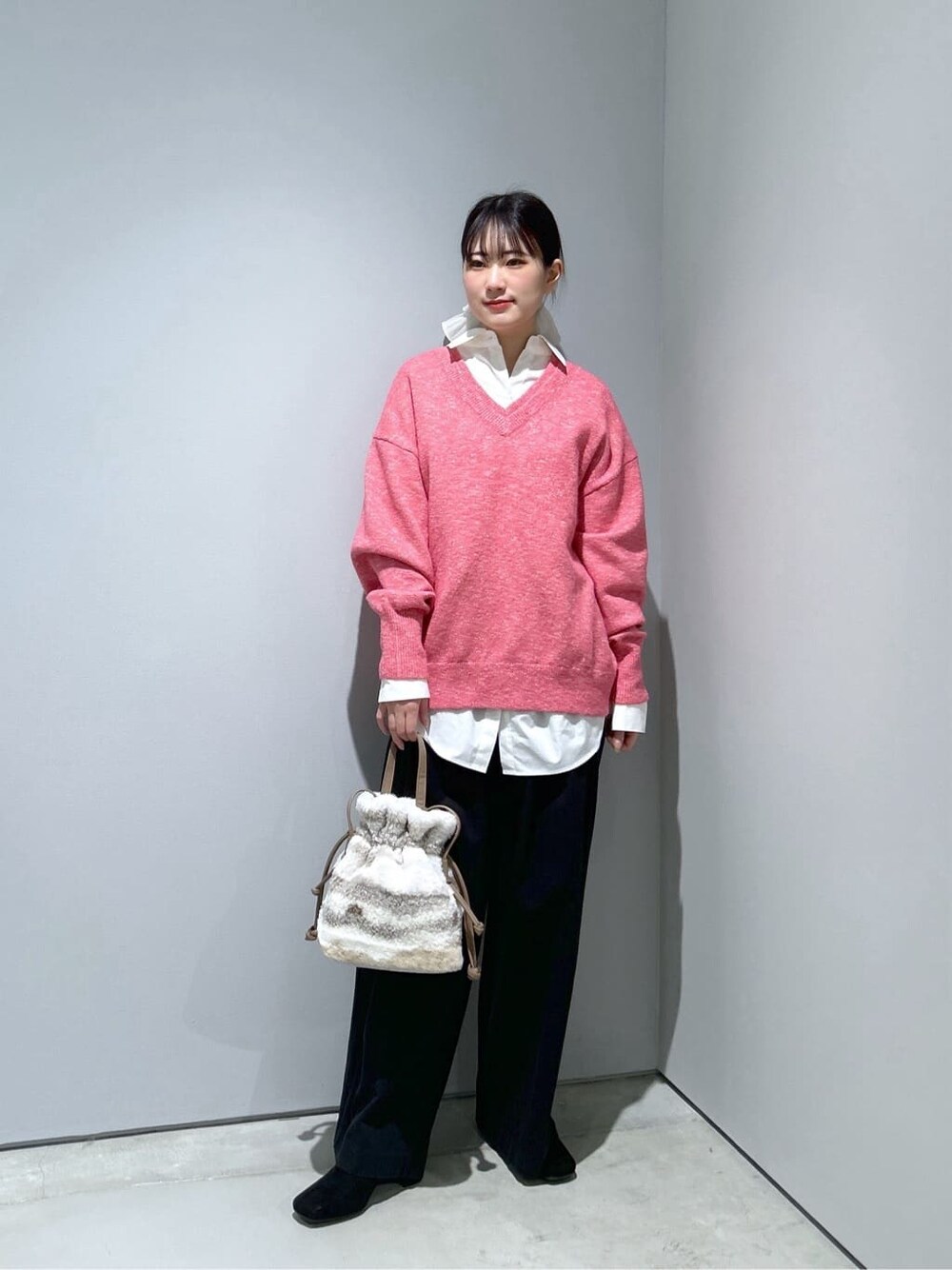 ピンク系のニット/セーター、ホワイト系のシャツ/ブラウス、ブラック系のその他パンツを着用したレディースの冬コーディネートの1枚目の写真