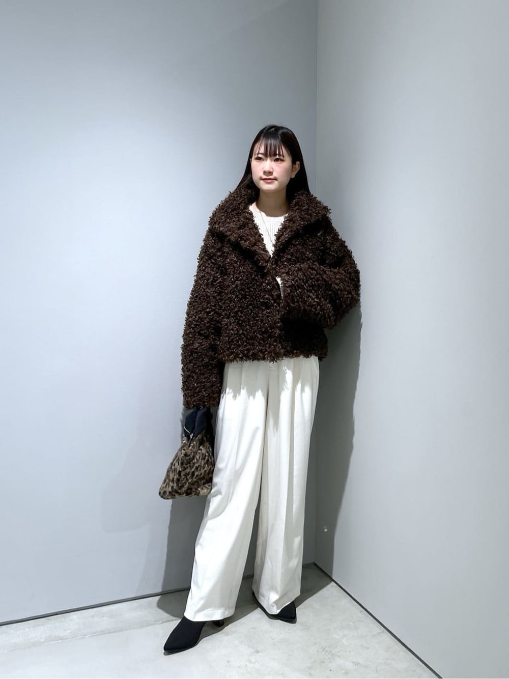 ブラウン系のブルゾン、ホワイト系のニット/セーター、ホワイト系のその他パンツを着用したレディースの秋コーディネートの1枚目の写真