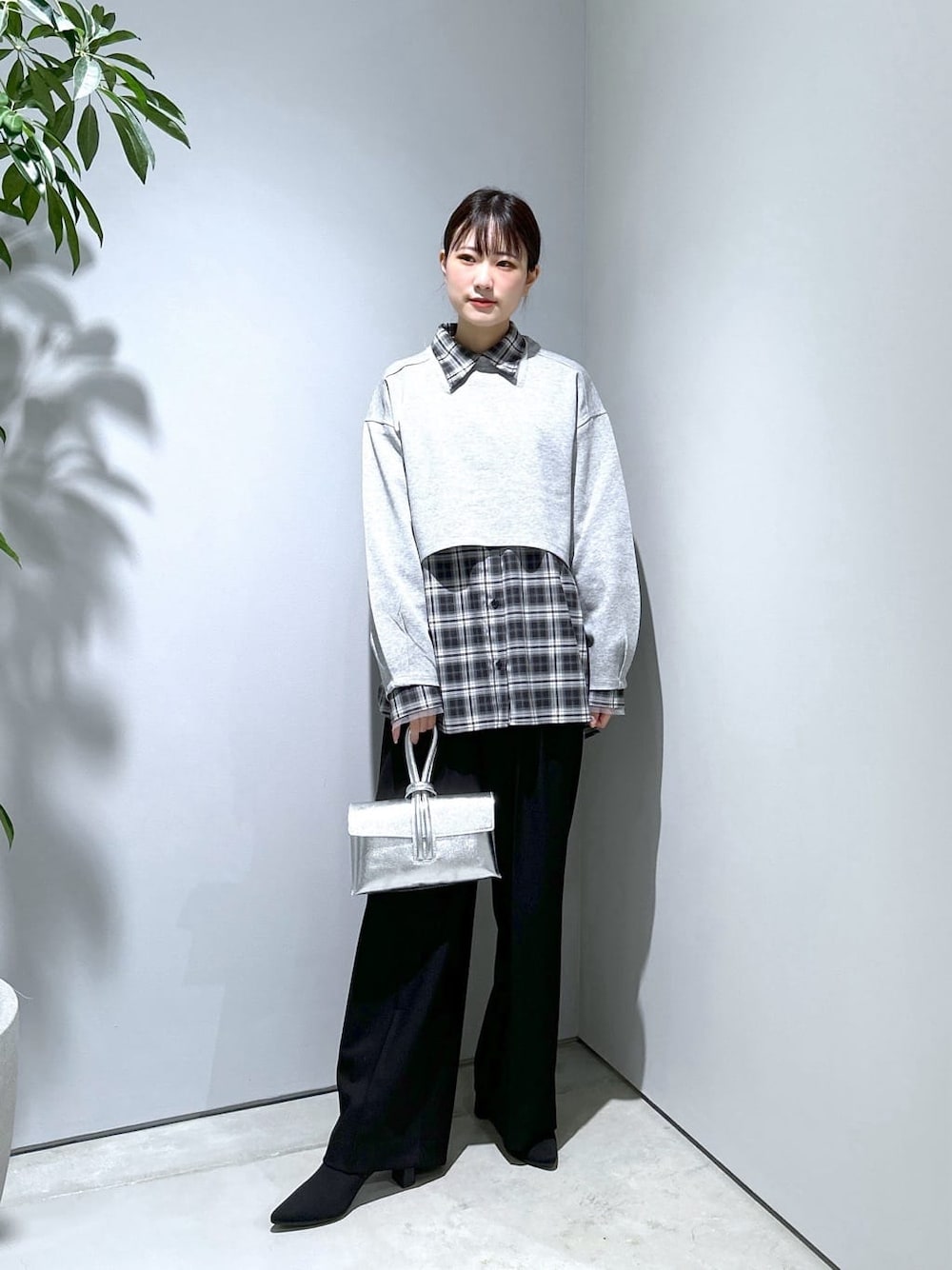 ブラック系のシャツ/ブラウス、ブラック系のその他パンツ、シルバー系のハンドバッグを着用したレディースの秋コーディネートの1枚目の写真