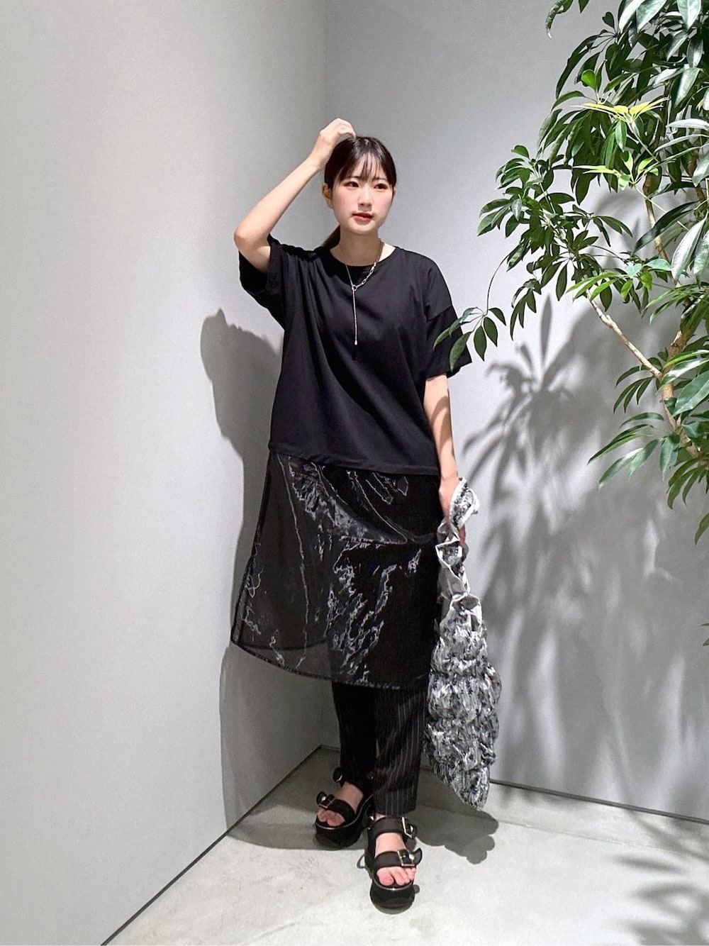 ブラック系のTシャツ/カットソー、ブラック系のその他パンツを着用したレディースの夏コーディネートの1枚目の写真