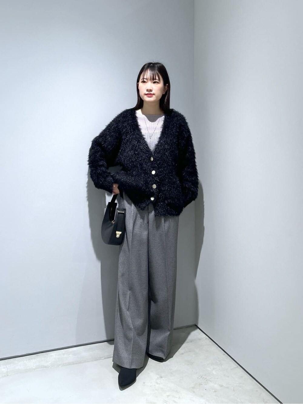 ブラック系のカーディガン/ボレロ、ブラック系のその他パンツ、ブラック系のショルダーバッグを着用したレディースの冬コーディネートの1枚目の写真