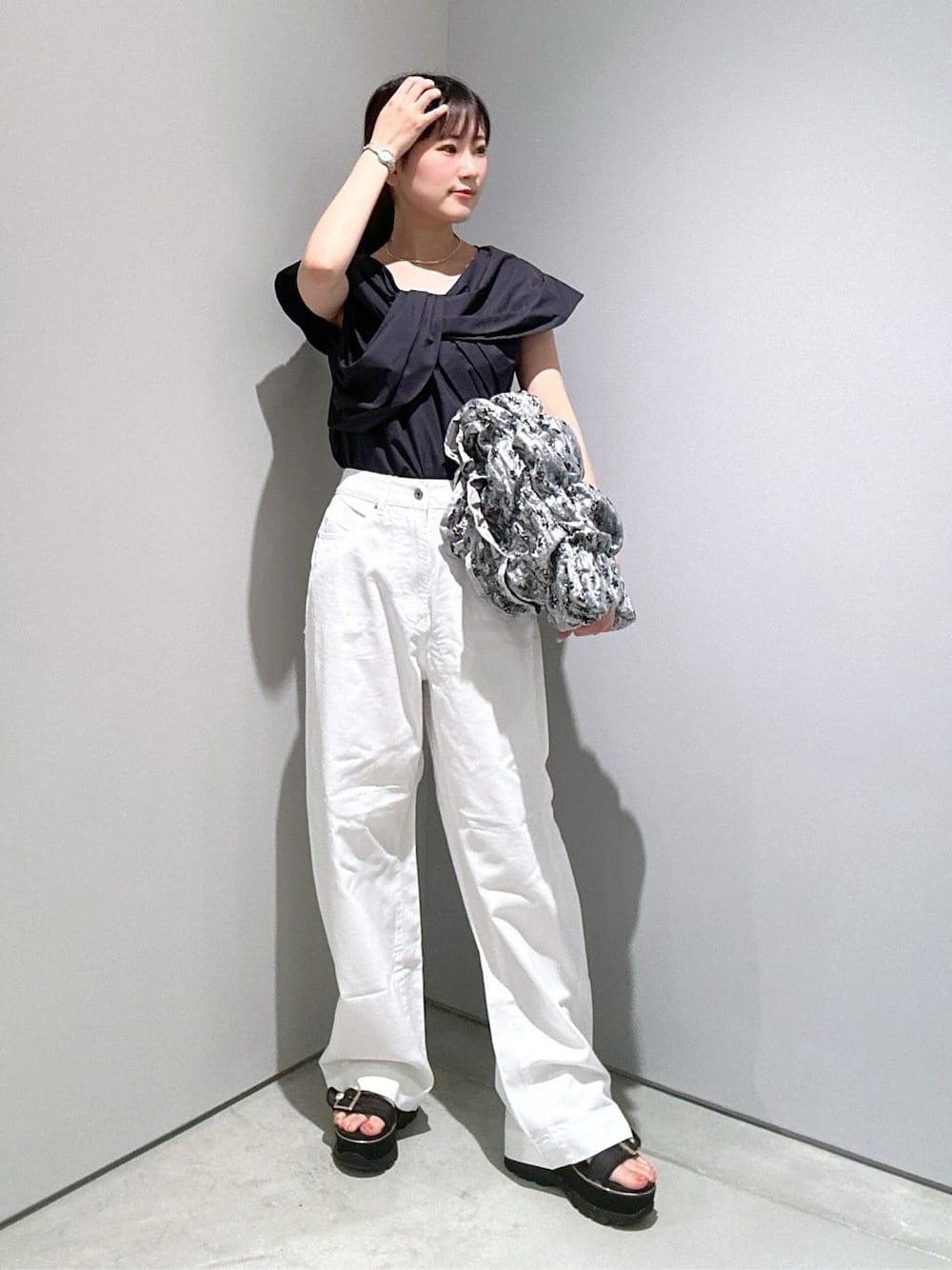 ブルー系のシャツ/ブラウス、ホワイト系のデニムパンツ、シルバー系のトートバッグを着用したレディースの夏コーディネートの1枚目の写真