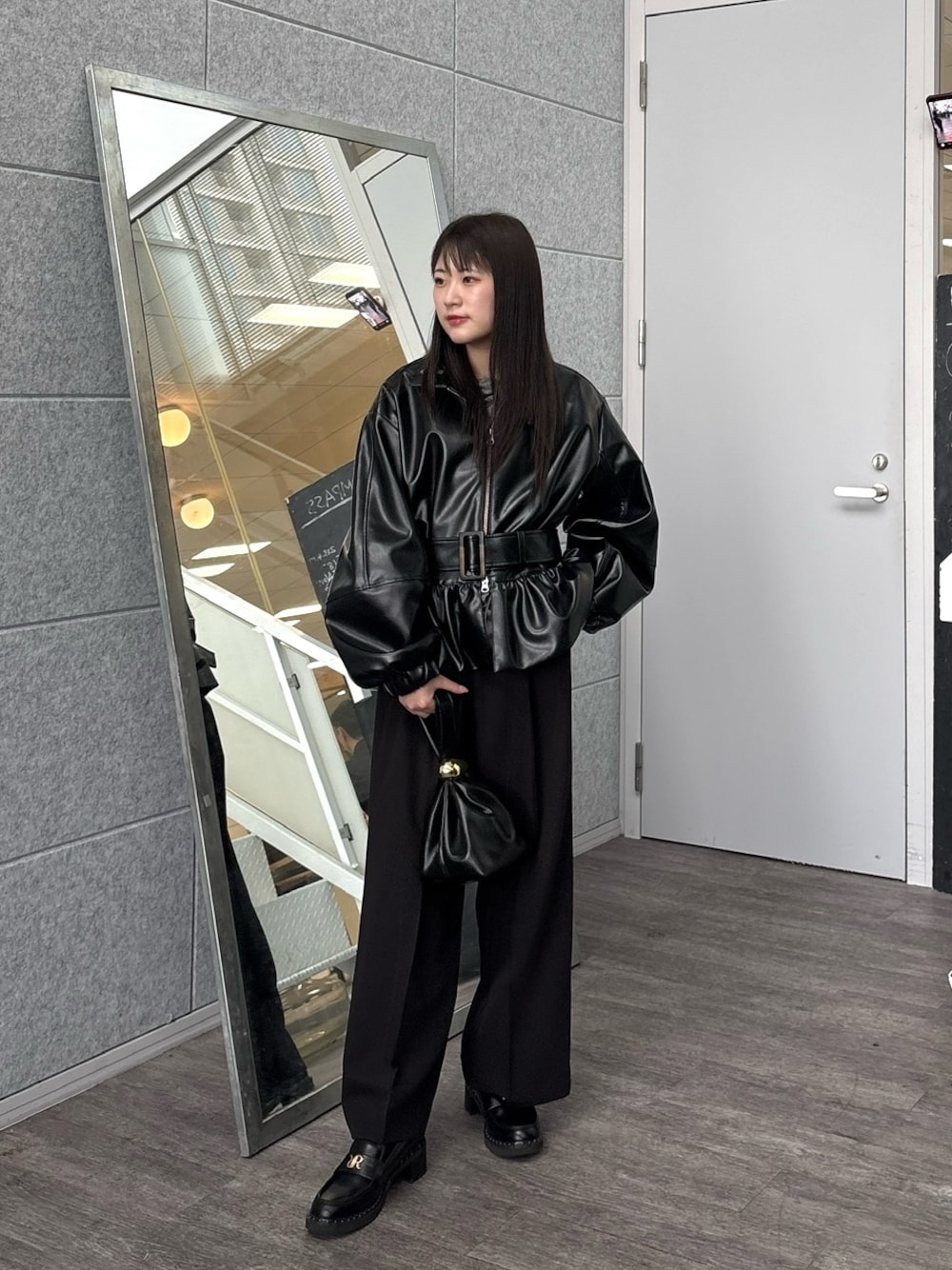 ブラック系のブルゾン、グレー系のシャツ/ブラウス、ブラック系のその他パンツを着用したレディースの秋コーディネートの1枚目の写真