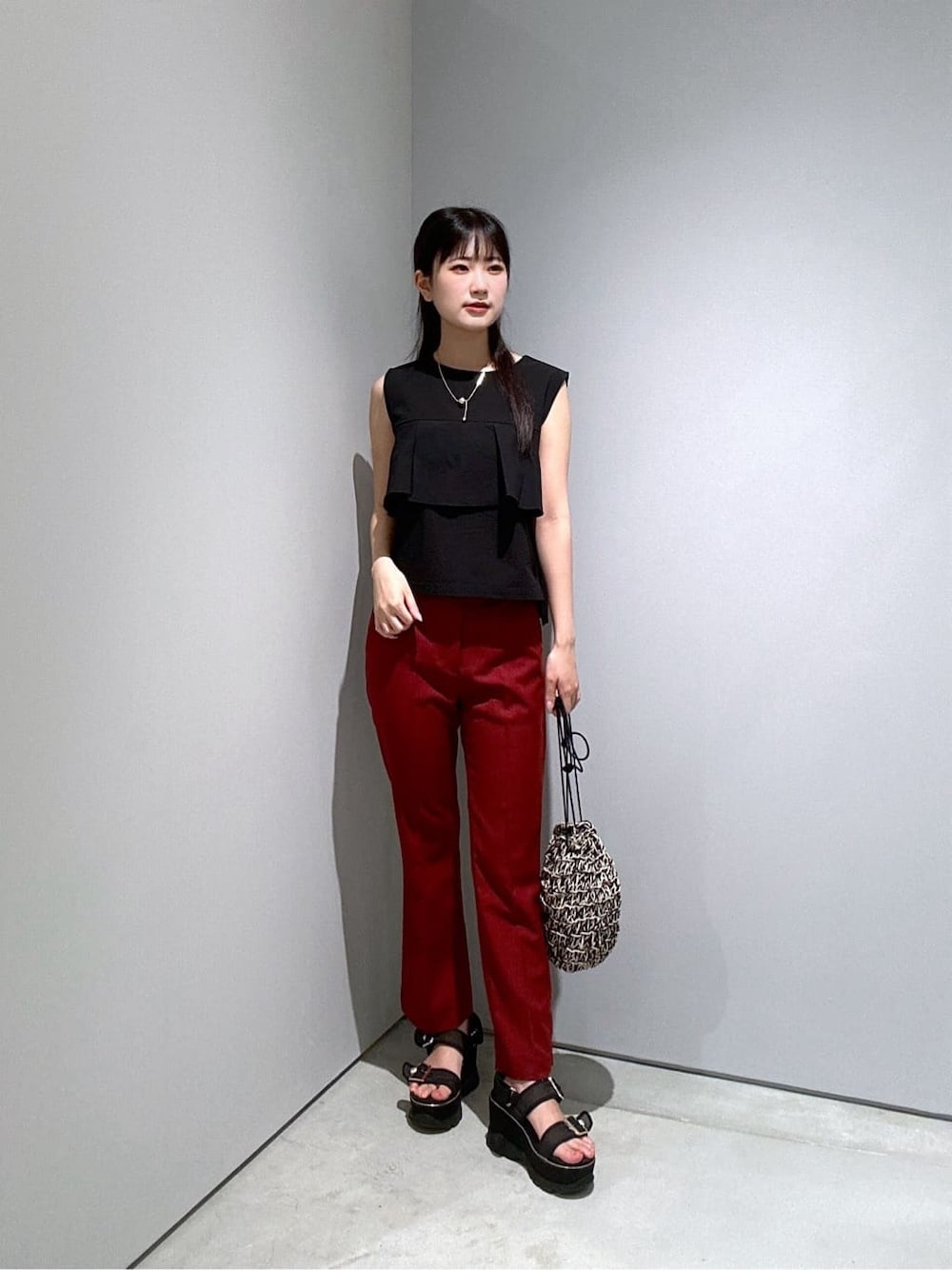 ブラック系のシャツ/ブラウス、レッド系のその他パンツ、ブラック系のハンドバッグを着用したレディースの夏コーディネートの1枚目の写真