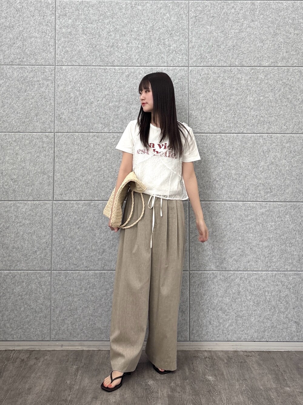 ホワイト系のTシャツ/カットソー、ホワイト系のシャツ/ブラウス、ベージュ系のその他パンツを着用したレディースの春コーディネートの1枚目の写真