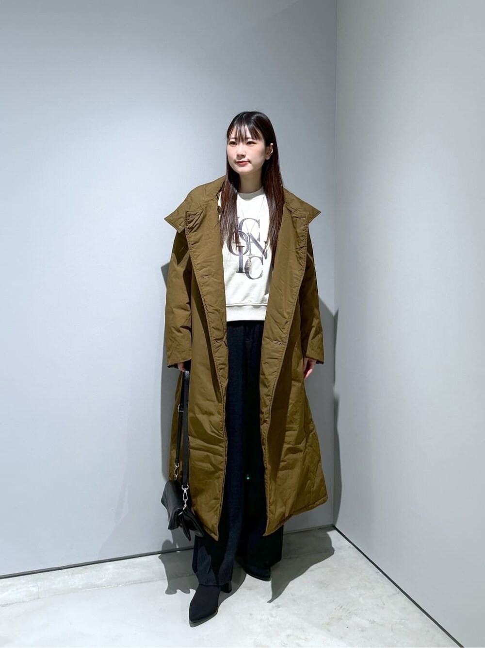 ブラウン系のその他アウター、ホワイト系のスウェット、ブラック系のその他パンツを着用したレディースの冬コーディネートの1枚目の写真