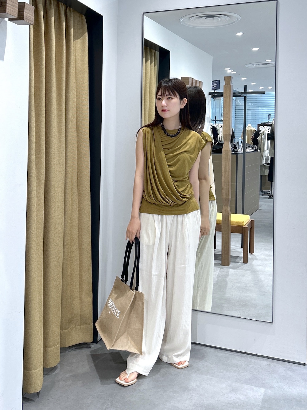 ブラウン系のTシャツ/カットソー、ホワイト系のその他パンツ、ホワイト系のトートバッグを着用したレディースの夏コーディネートの1枚目の写真