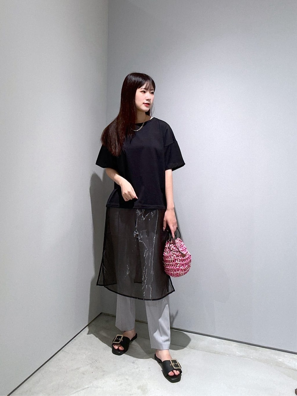 ブラック系のTシャツ/カットソー、グレー系のその他パンツ、ピンク系のハンドバッグを着用したレディースの夏コーディネートの1枚目の写真