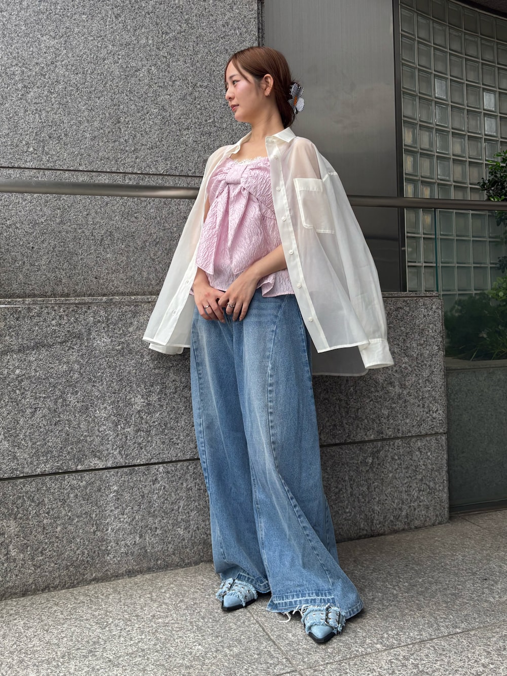 ホワイト系のシャツ/ブラウス、ピンク系のキャミソール、ブルー系のデニムパンツを着用したレディースの夏コーディネートの1枚目の写真