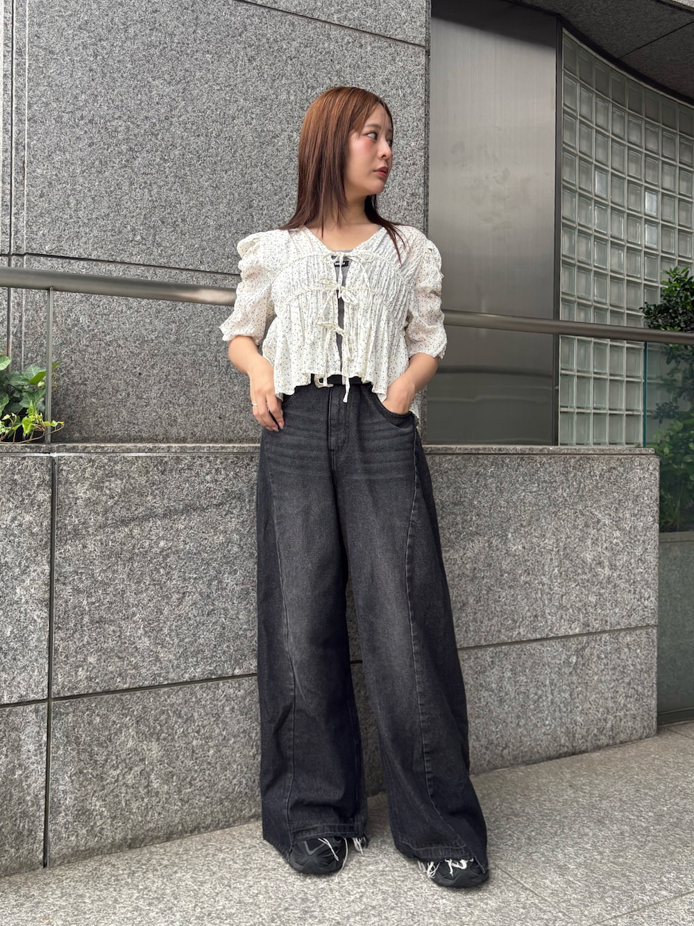 ブラック系のデニムパンツ、ホワイト系のシャツ/ブラウスを着用したレディースの夏コーディネートの1枚目の写真