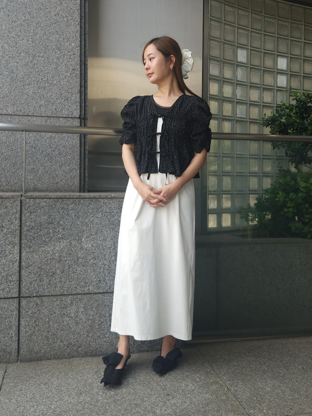 ホワイト系のワンピース、ブラック系のシャツ/ブラウスを着用したレディースの夏コーディネートの1枚目の写真