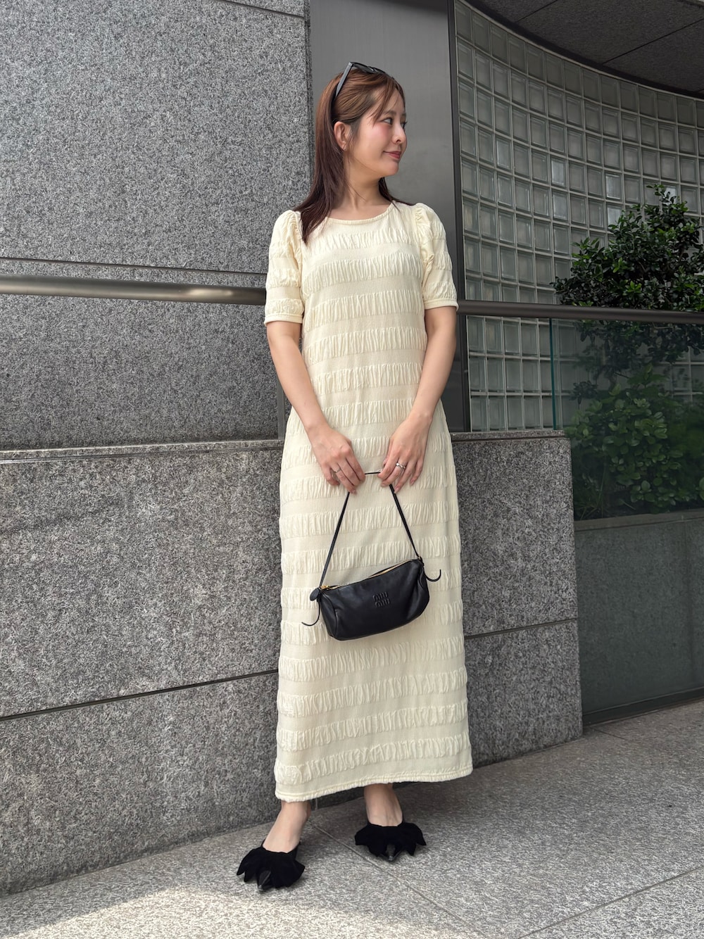 ホワイト系のワンピースを着用したレディースの夏コーディネートの1枚目の写真
