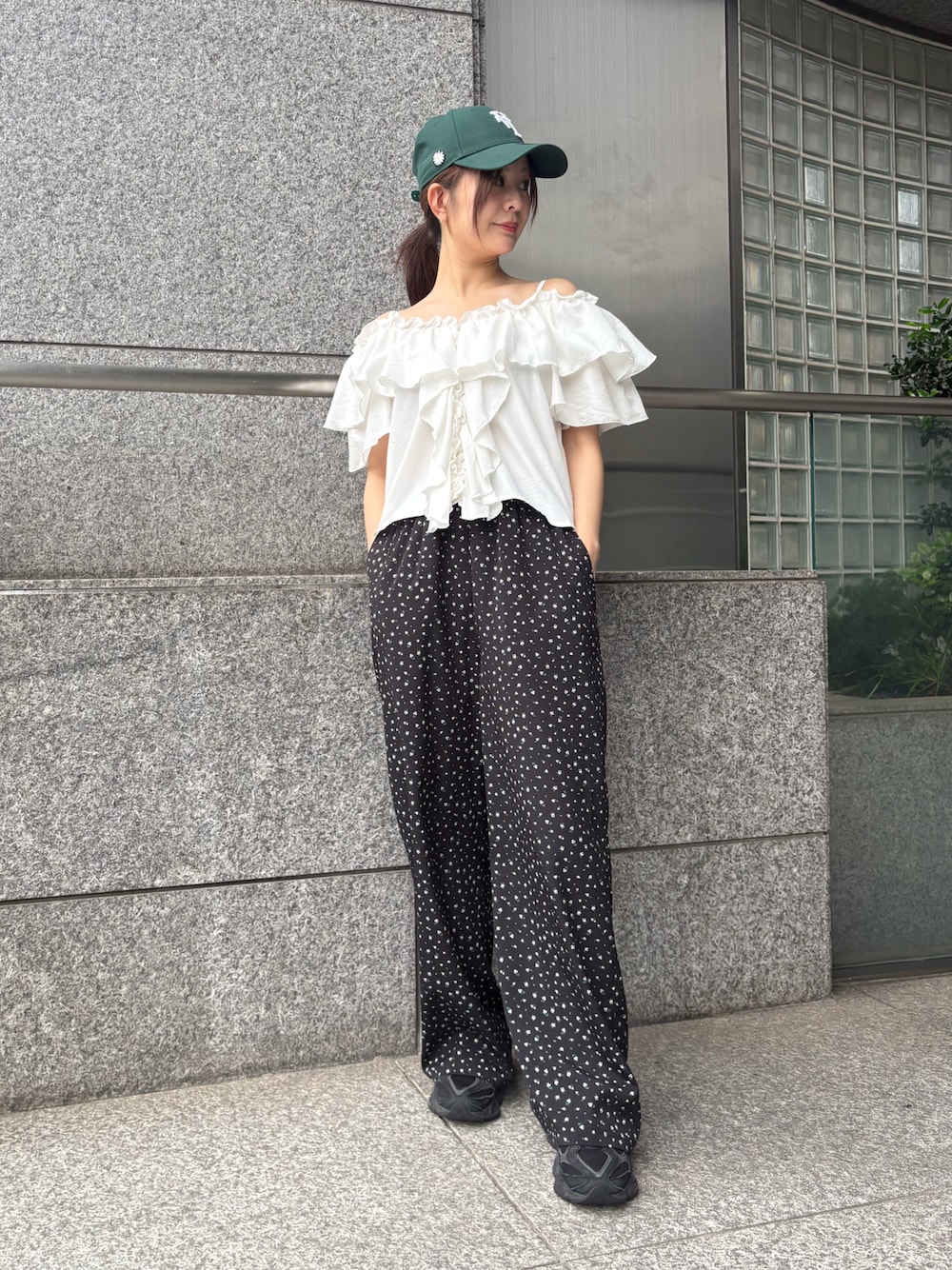 ホワイト系のシャツ/ブラウス、ブラック系のその他パンツを着用したレディースの夏コーディネートの1枚目の写真