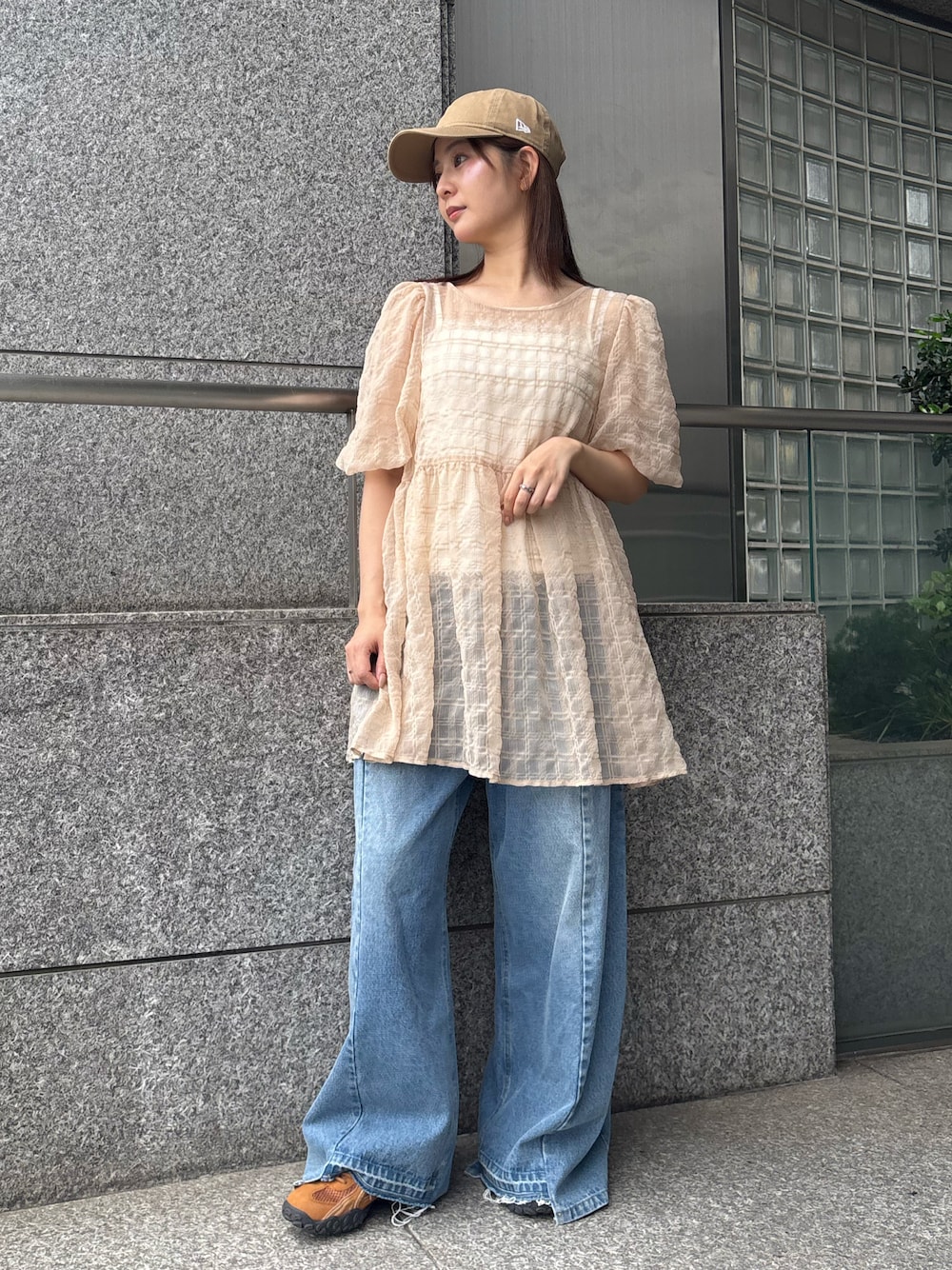 ベージュ系のシャツ/ブラウス、ブルー系のデニムパンツを着用したレディースの夏コーディネートの1枚目の写真