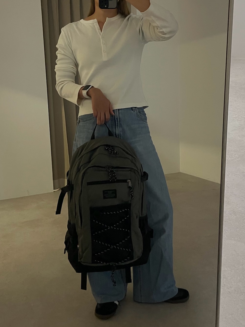 グレー系のバックパック/リュック、ホワイト系のTシャツ/カットソーを着用したレディースの冬コーディネートの1枚目の写真