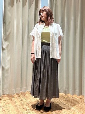 「SHOO・LA・RUE（シューラルー）の【S-LL/ひんやり】後ろ姿も抜かりなく インせず着られる バックギャザーシャツ（シャツ/ブラウス、ホワイト系）」を使った、Hikaさん（レディース・157cm）の春コーディネート