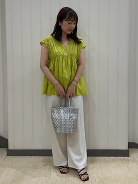 「UNTITLED（アンタイトル）の【コットン100/洗える/トレンド】シャーリングブラウス（シャツ/ブラウス、グリーン系）」を使った、サキさん（レディース・155cm）の夏コーディネート