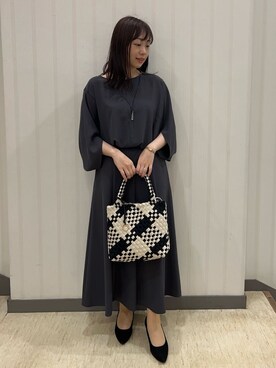 「UNTITLED（アンタイトル）の【セットアップ可/接触冷感/イージーケア/体型カバー】リラクミスト モモンガブラウス（シャツ/ブラウス、グレー系）」を使った、サキさん（レディース・155cm）の春コーディネート