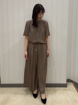 「UNTITLED（アンタイトル）の【セットアップ可能/オンオフ】小紋柄ブラウス（シャツ/ブラウス、ブラウン系）」を使った、サキさん（レディース・155cm）の春コーディネート