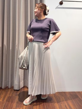 「grove（グローブ）の【シリーズ累計36万枚！名品ニット】やわらかドライタッチ スカラップスリーブニット（ニット/セーター、グレー系）」を使った、Tomoさん（レディース・159cm）の春コーディネート
