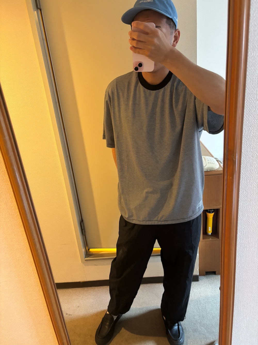 ブラック系のTシャツ/カットソー、ブラック系のカーゴパンツ、ブラック系のローファーを着用したメンズの夏コーディネートの1枚目の写真