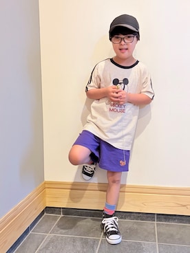 「BEAMS mini（ビームスミニ）のDisney / MICKEY MOUSE / Tシャツ 2026SS（90～140cm）外遊び プチプラ 保育園 通学 定番（Tシャツ/カットソー、ベージュ系）」を使った、hu-goさん（キッズ・120cm）の夏コーディネート