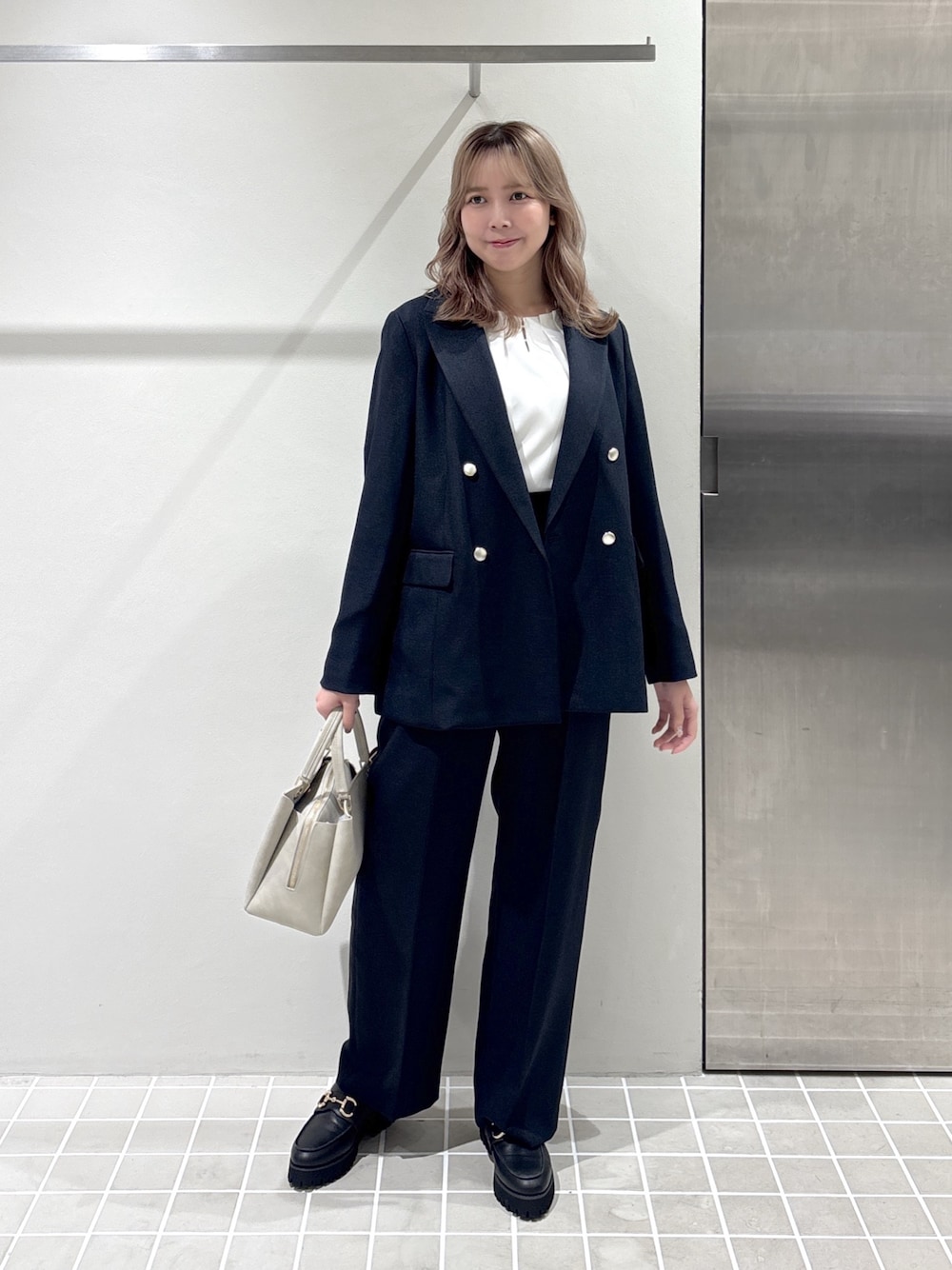ブルー系のその他パンツ、ブルー系のテーラードジャケット、ホワイト系のシャツ/ブラウスを着用したレディースの夏コーディネートの1枚目の写真